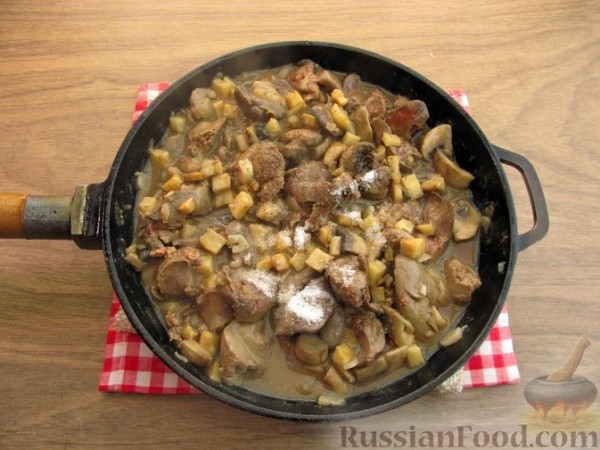 Куриная печень по-строгановски с грибами и сливками