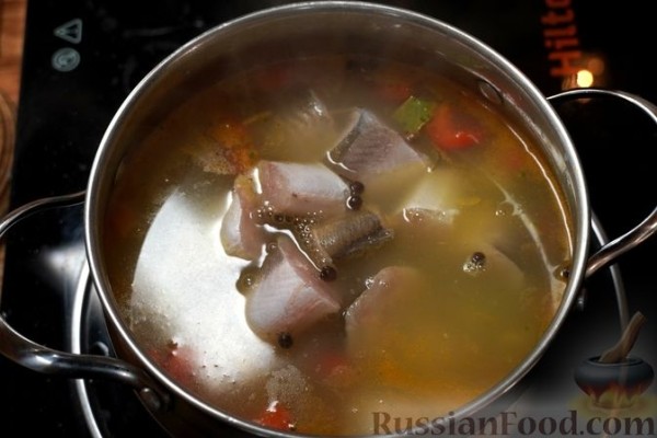 Рыбный суп с брокколи, рисом и сливками