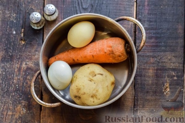 Салат "Оливье" с копчёной курицей и яблоком