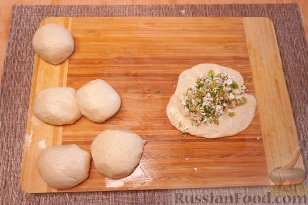 Булочки с творогом, печёным сельдереем и маринованными огурцами