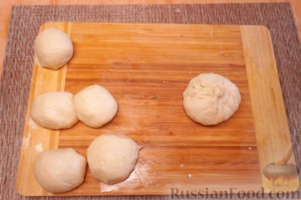 Булочки с творогом, печёным сельдереем и маринованными огурцами