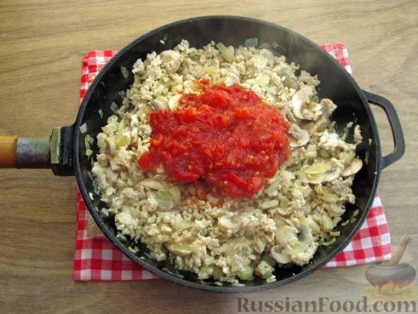 Мясная запеканка с грибами и овощным пюре