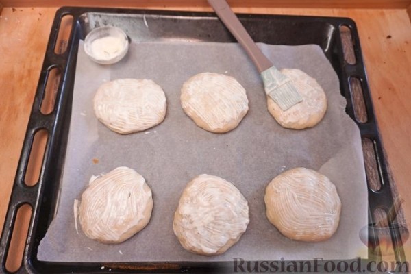 Булочки с творогом, печёным сельдереем и маринованными огурцами