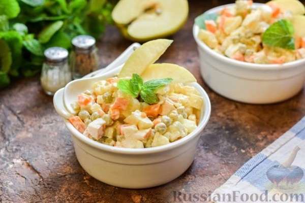 Салат "Оливье" с копчёной курицей и яблоком