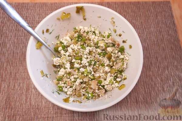 Булочки с творогом, печёным сельдереем и маринованными огурцами