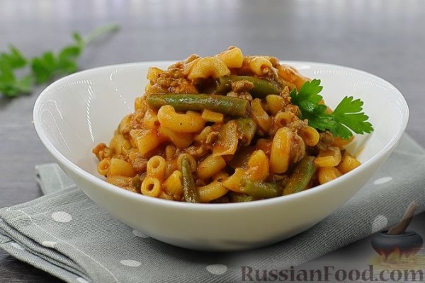 Макароны с фаршем и стручковой фасолью (на сковороде)