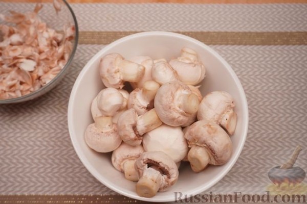 Салат из свежих шампиньонов с петрушкой и чесноком