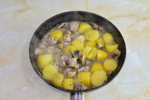 Индейка с шампиньонами и картошкой