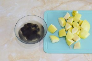 Курица с айвой и черносливом