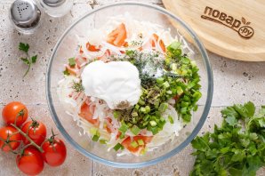 Салат с капустой, помидорами и майонезом