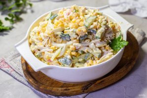 Салат с крабовыми палочками, кальмарами и кукурузой