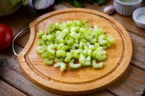 Салат с сельдереем, капустой и помидорами