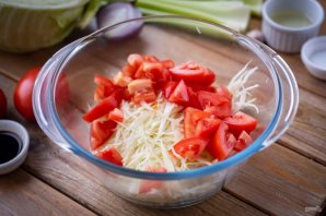 Салат с сельдереем, капустой и помидорами Салат с сельдереем, капустой и помидорами