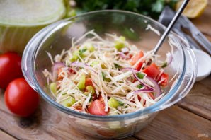 Салат с сельдереем, капустой и помидорами Салат с сельдереем, капустой и помидорами