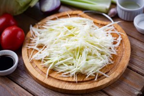 Салат с сельдереем, капустой и помидорами Салат с сельдереем, капустой и помидорами