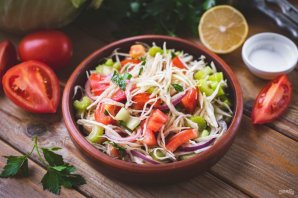 Салат с сельдереем, капустой и помидорами Салат с сельдереем, капустой и помидорами