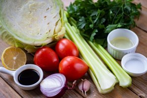 Салат с сельдереем, капустой и помидорами Салат с сельдереем, капустой и помидорами