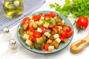 Салат с сыром, помидорами и маринованными огурцами