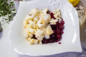 Салат со свеклой, сыром и яблоком