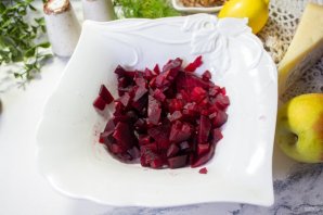 Салат со свеклой, сыром и яблоком