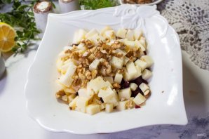 Салат со свеклой, сыром и яблоком