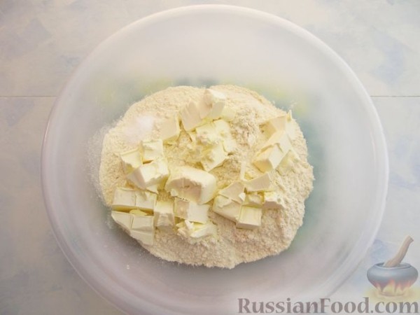 Печенье с колбасой и сыром