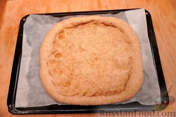 Цельнозерновая пицца с грушей, грибами, маслинами и острым перцем