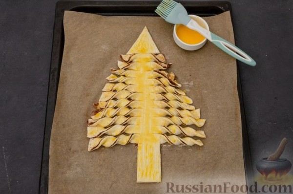 Пирог "Ель" из слоёного теста, с какао и корицей