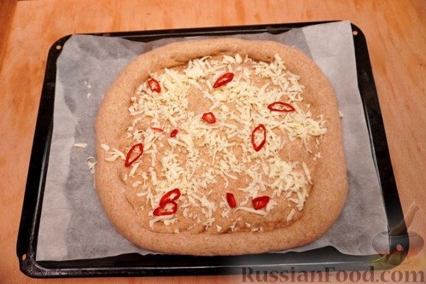Цельнозерновая пицца с грушей, грибами, маслинами и острым перцем