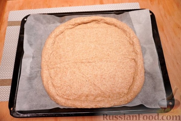 Цельнозерновая пицца с грушей, грибами, маслинами и острым перцем