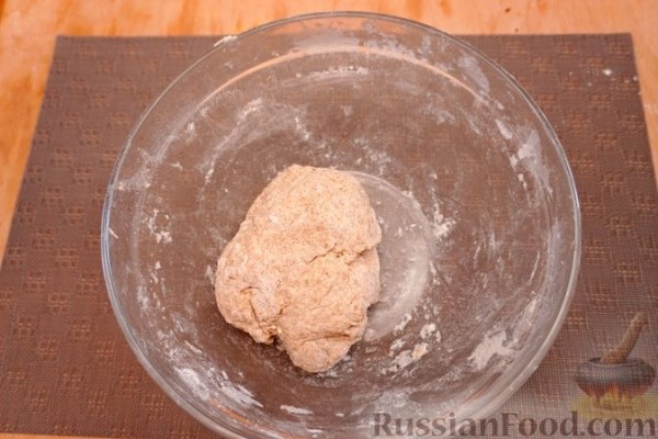 Цельнозерновая пицца с грушей, грибами, маслинами и острым перцем