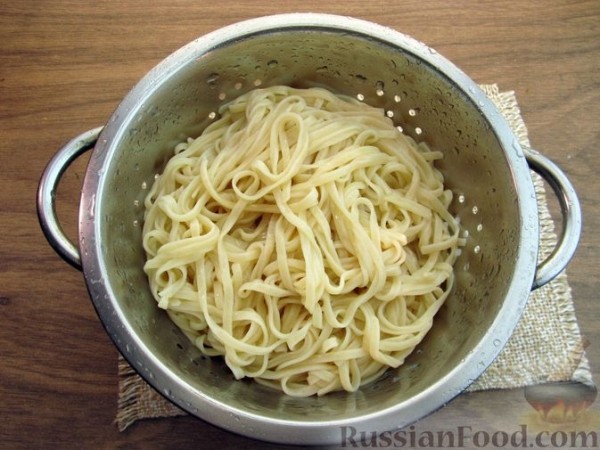 Овощной стир-фрай с краснокочанной капустой и лапшой