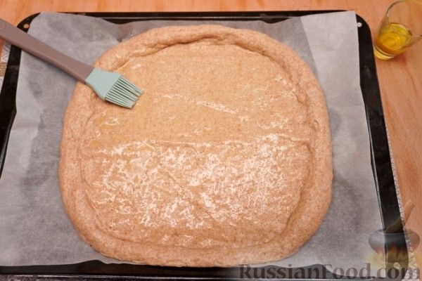 Цельнозерновая пицца с грушей, грибами, маслинами и острым перцем