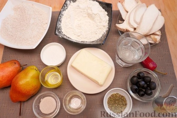 Цельнозерновая пицца с грушей, грибами, маслинами и острым перцем