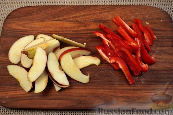 Курица, запечённая с яблоками и болгарским перцем