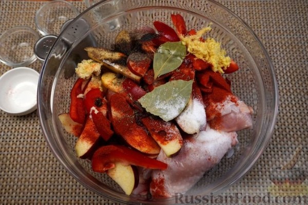 Курица, запечённая с яблоками и болгарским перцем