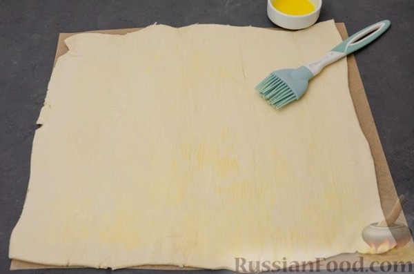 Пирог "Ель" из слоёного теста, с какао и корицей