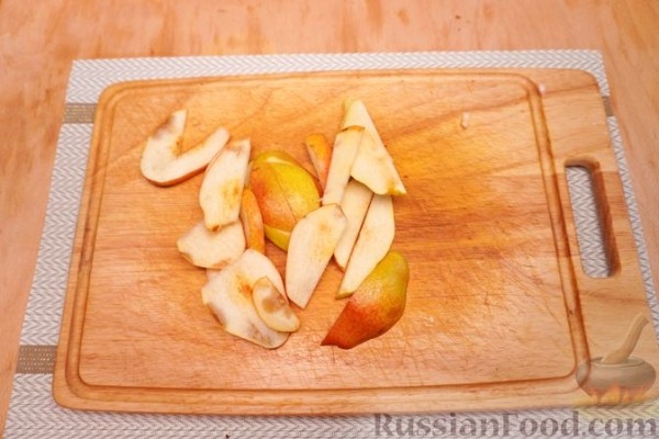 Цельнозерновая пицца с грушей, грибами, маслинами и острым перцем