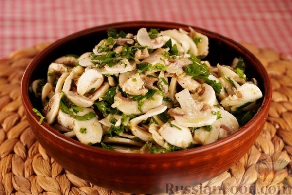 Салат из свежих шампиньонов с петрушкой и чесноком