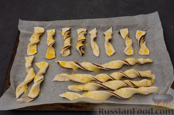Пирог "Ель" из слоёного теста, с какао и корицей