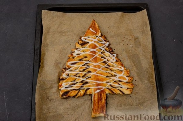 Пирог "Ель" из слоёного теста, с какао и корицей