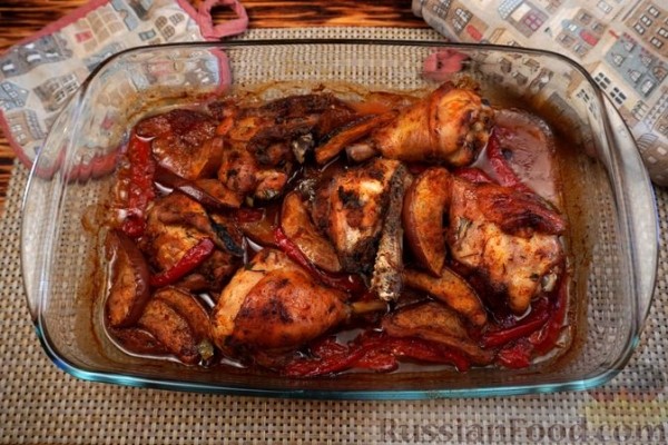 Курица, запечённая с яблоками и болгарским перцем