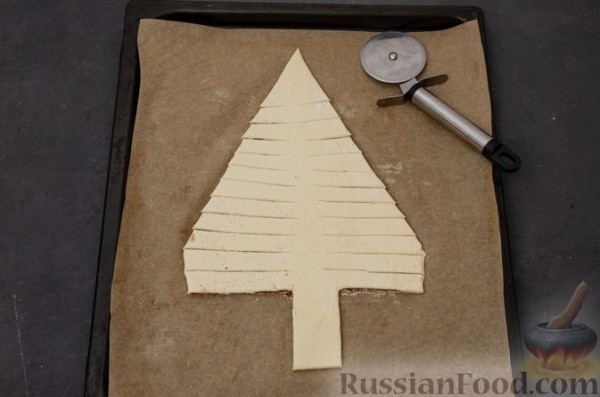 Пирог "Ель" из слоёного теста, с какао и корицей