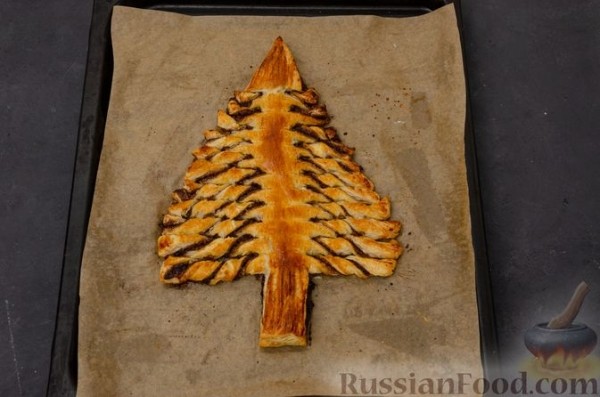 Пирог "Ель" из слоёного теста, с какао и корицей
