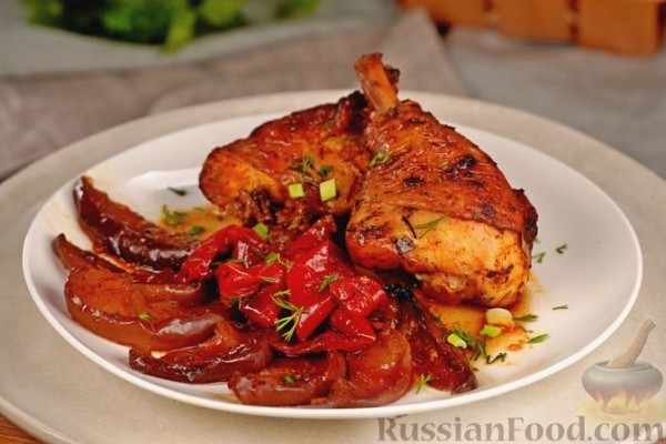 Курица, запечённая с яблоками и болгарским перцем