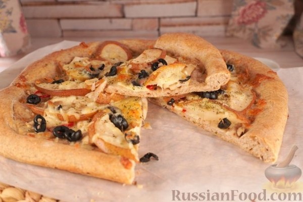 Цельнозерновая пицца с грушей, грибами, маслинами и острым перцем