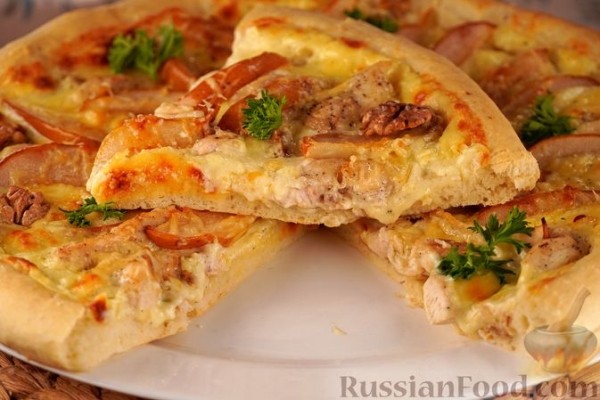 Пицца с курицей, грушей, орехами и соусом Алонсо