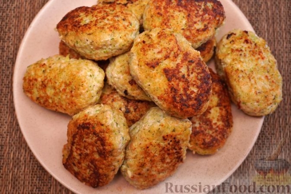 Куриные котлеты с брокколи и кускусом