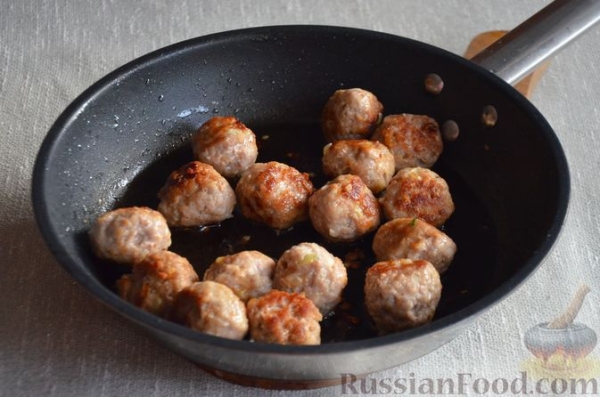 Шашлычки с фрикадельками и сосисками (на сковороде)