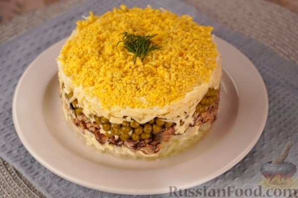 Слоёный салат со шпротами, сыром и зелёным горошком